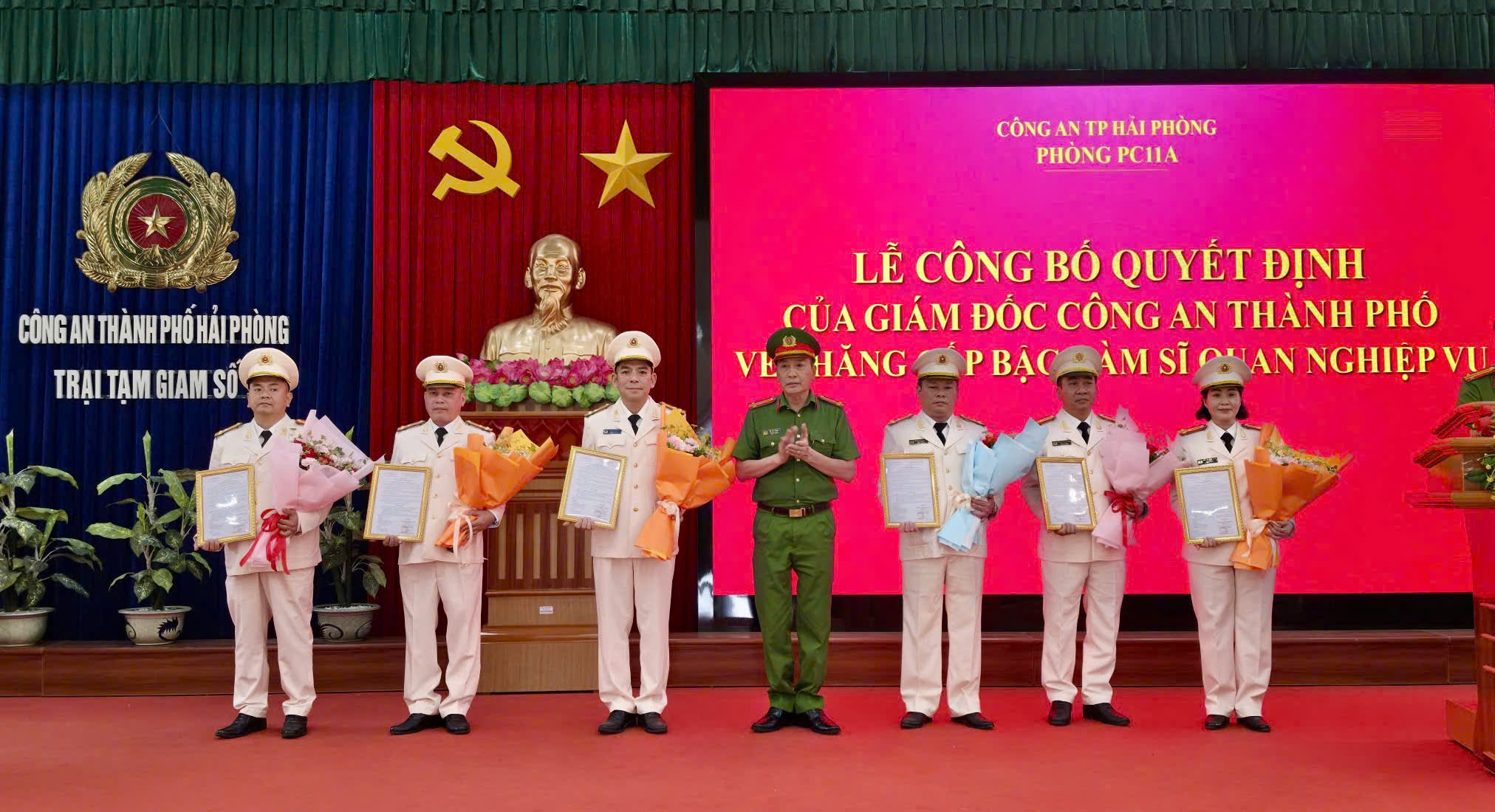 Trại tạm giam số 1: Công bố quyết định thăng cấp bậc hàm, nâng lương sĩ quan nghiệp vụ năm 2026